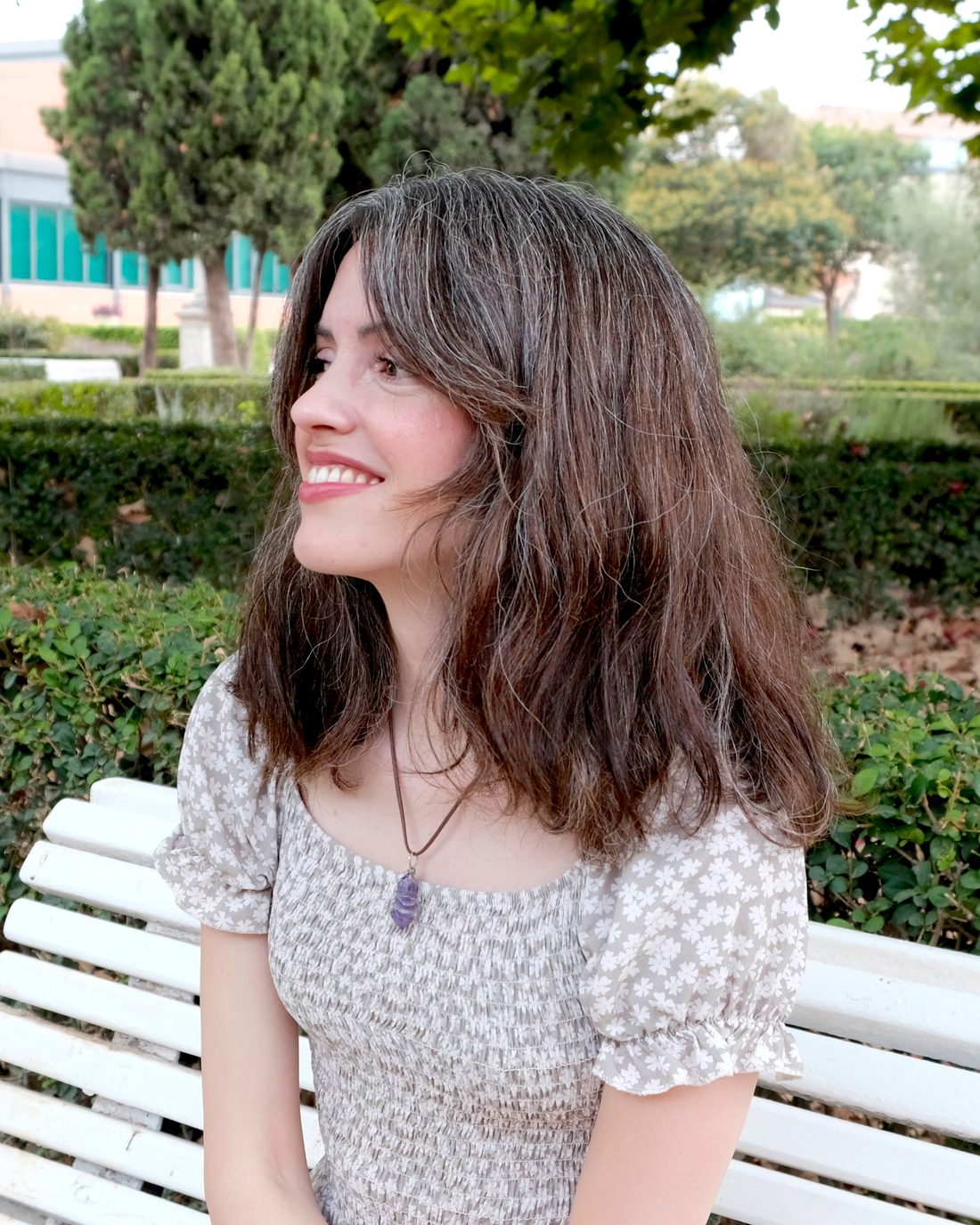 Retrato de Andrea Picó sonriendo en un parque